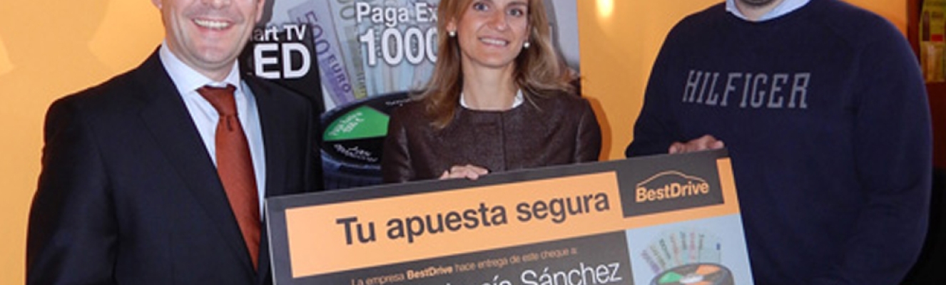 BestDrive hace entrega de un cheque por valor de 1.000 euros a una de las ganadoras de la campaña Apuesta Segura